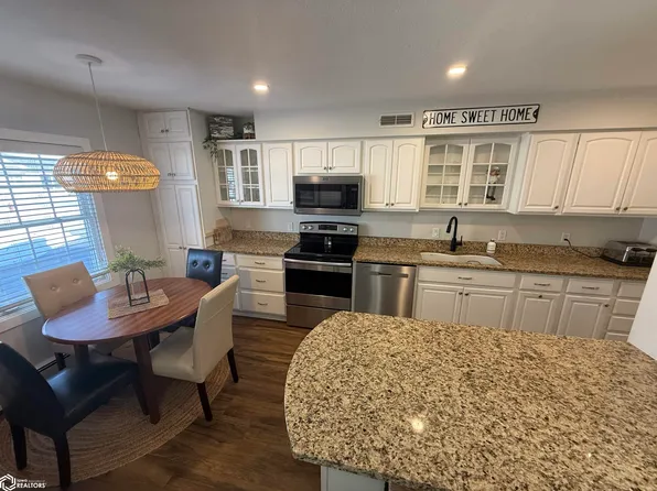 11 Sunset View Dr, Clear Lake, IA 50428