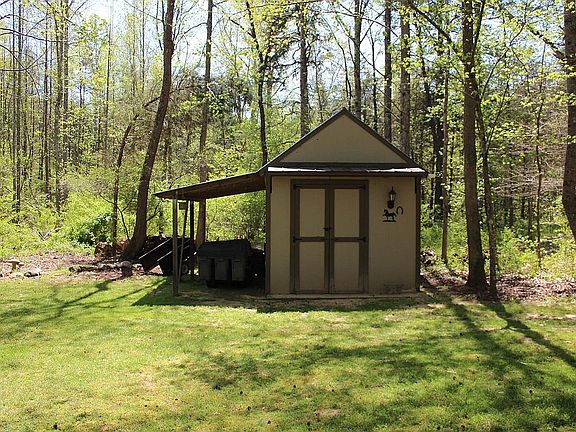 Custom shed w/ electricity