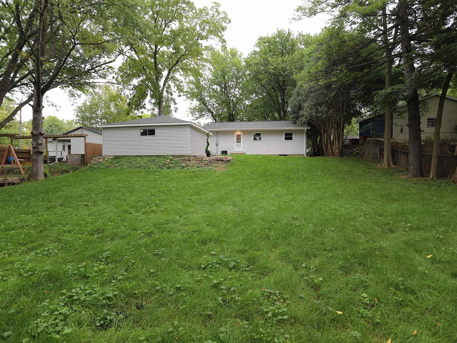 3 bed, 2.0 bath, 1437 sqft, $2,100 — Photo 4