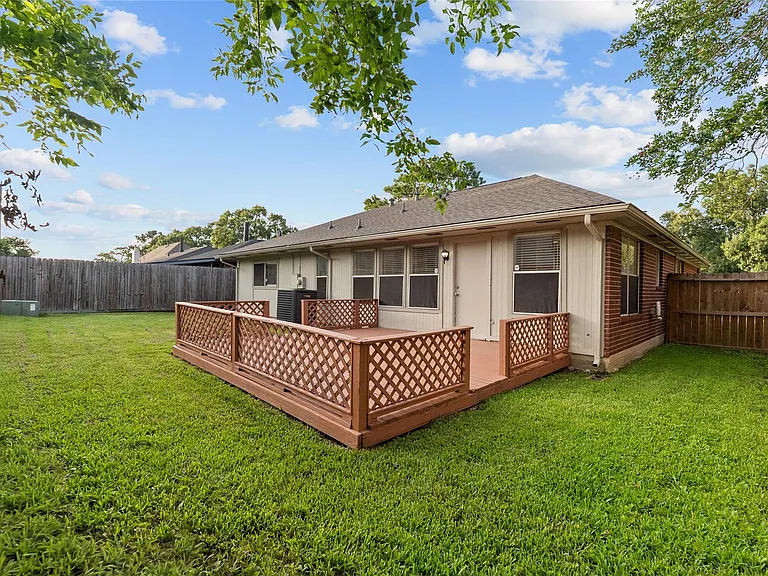15834 Constitution Ln — Photo 31
