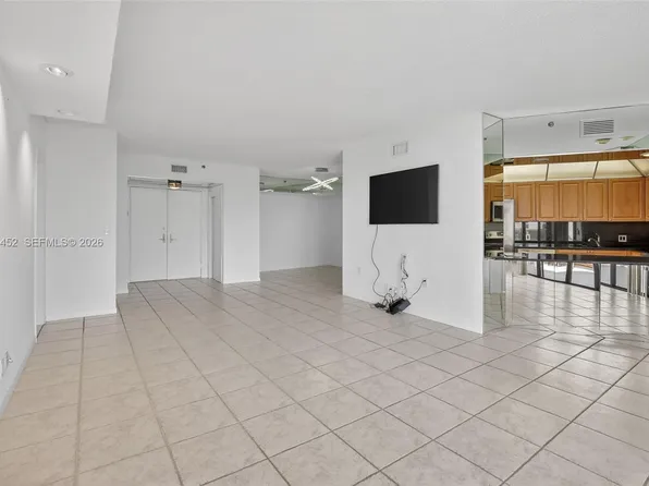 20281 E Country Club Dr APT 405, Aventura, FL 33180