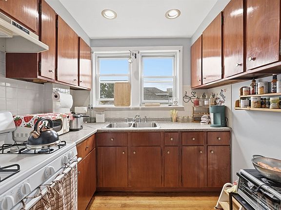 2nd image of 37 Eaton St
