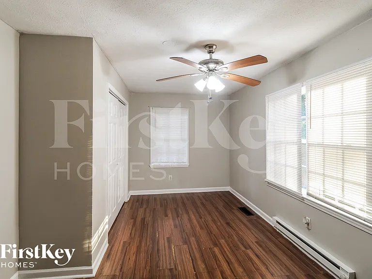 1823 Lee St — Photo 7