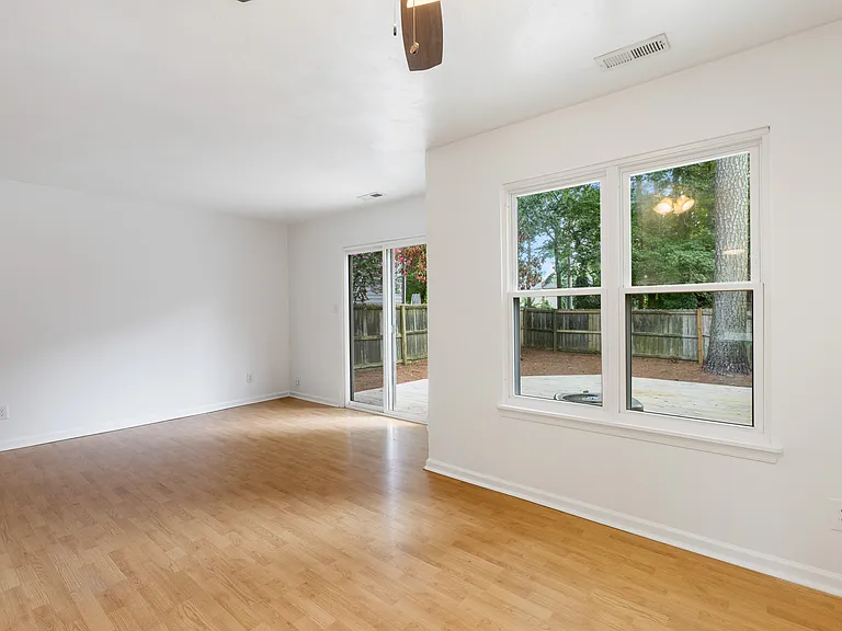 337 Hutton Cir — Photo 12