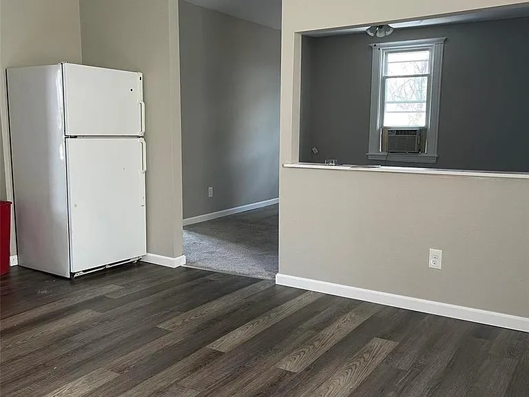 319 N Hesperia St #B — Photo 4