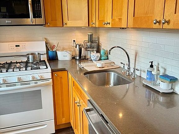 3rd image of 36 Dahill Rd APT 3L