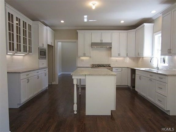 Kitchen of same model. All pictures may show mirror image and/or optional features.