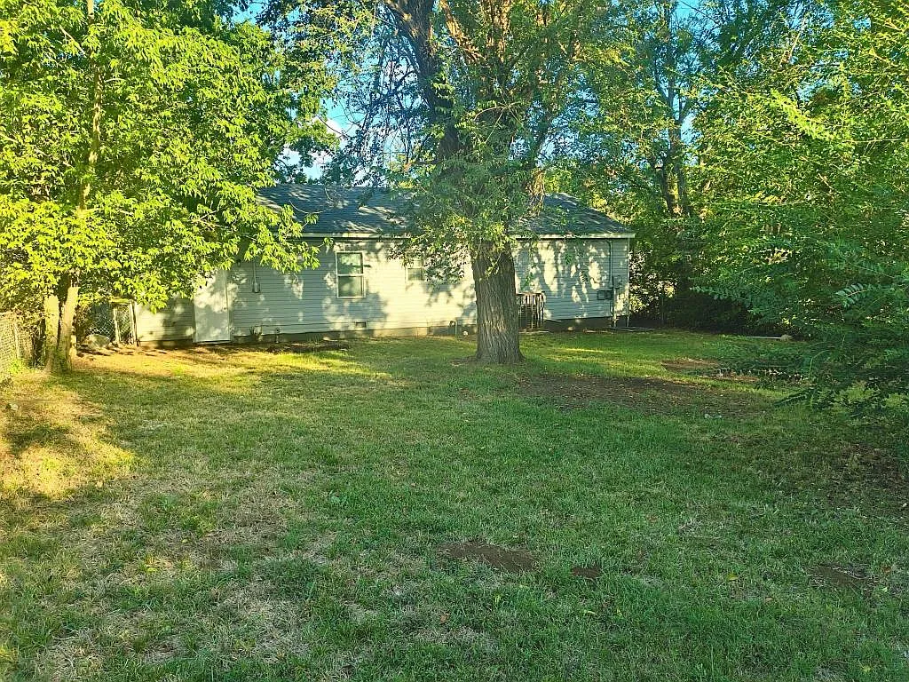 4802 N Elwood Ave — Photo 3