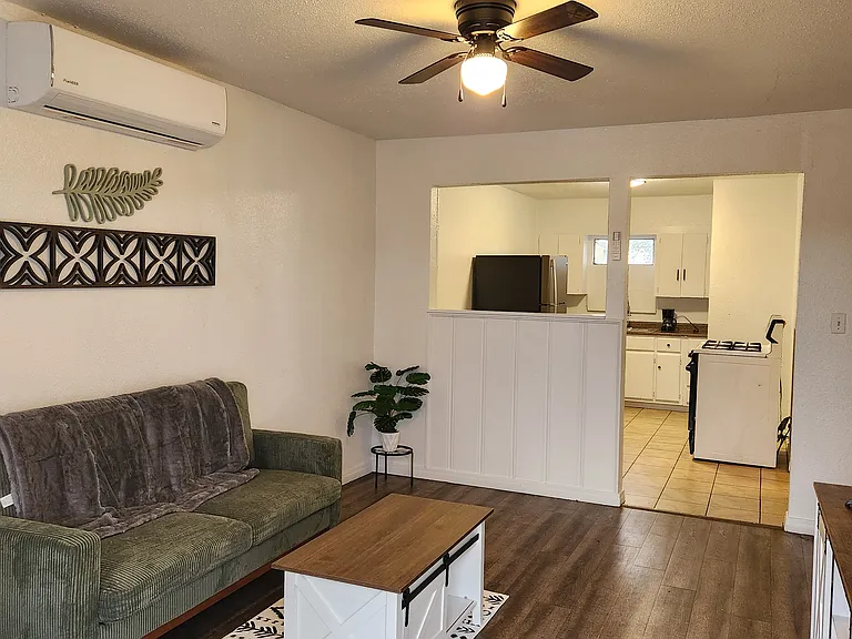 815 N Deahl St #6 — Photo 3