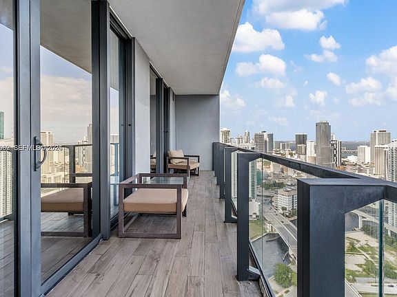 4th image of 88 SW 7th St APT 3909