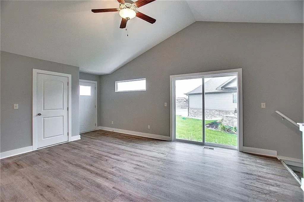 4 bed, 2250 sqft, $2,205 — Photo 4