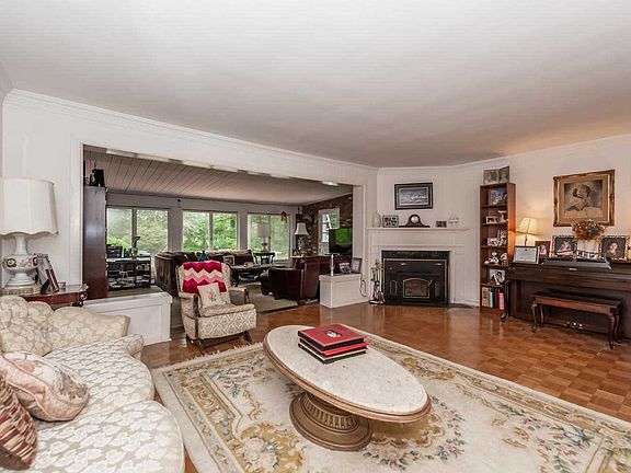 3rd image of 16 Linden Ln