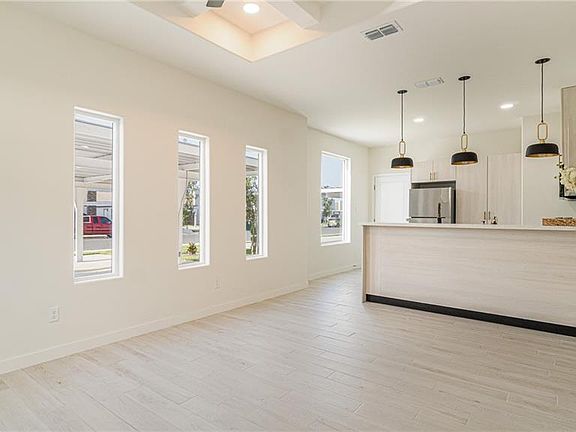 4th image of 5805 Northwestern Ave #2