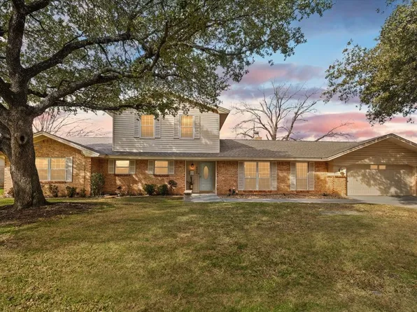 4013 Golden Oaks Dr, Haltom City, TX 76117