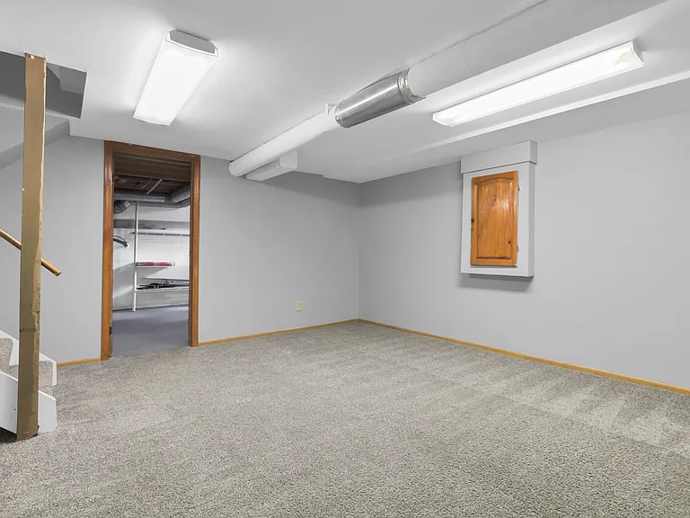 933 Briaro St — Photo 36