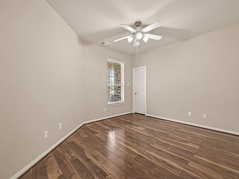 13719 Saxony Dr — Photo 35