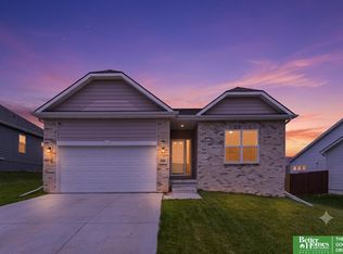 9806 Osprey Ln, Omaha, NE 68046