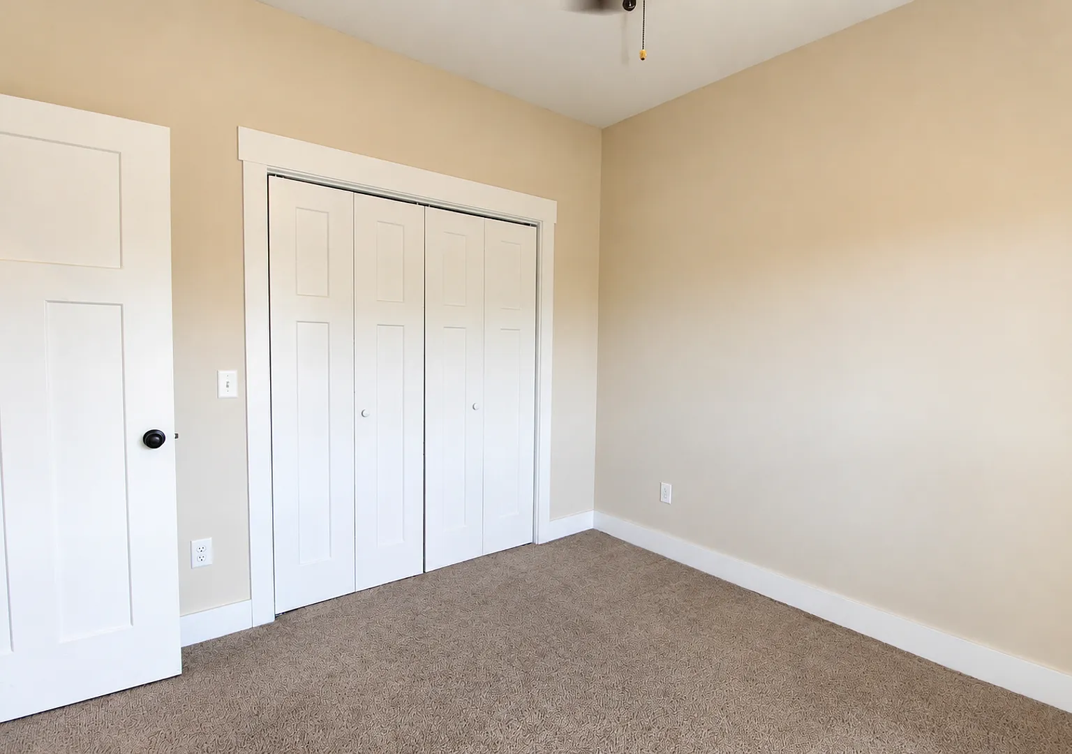 Pet-Friendly 3-Bedroom Home with 2-Car Garage Near Highway 111 — Photo 3