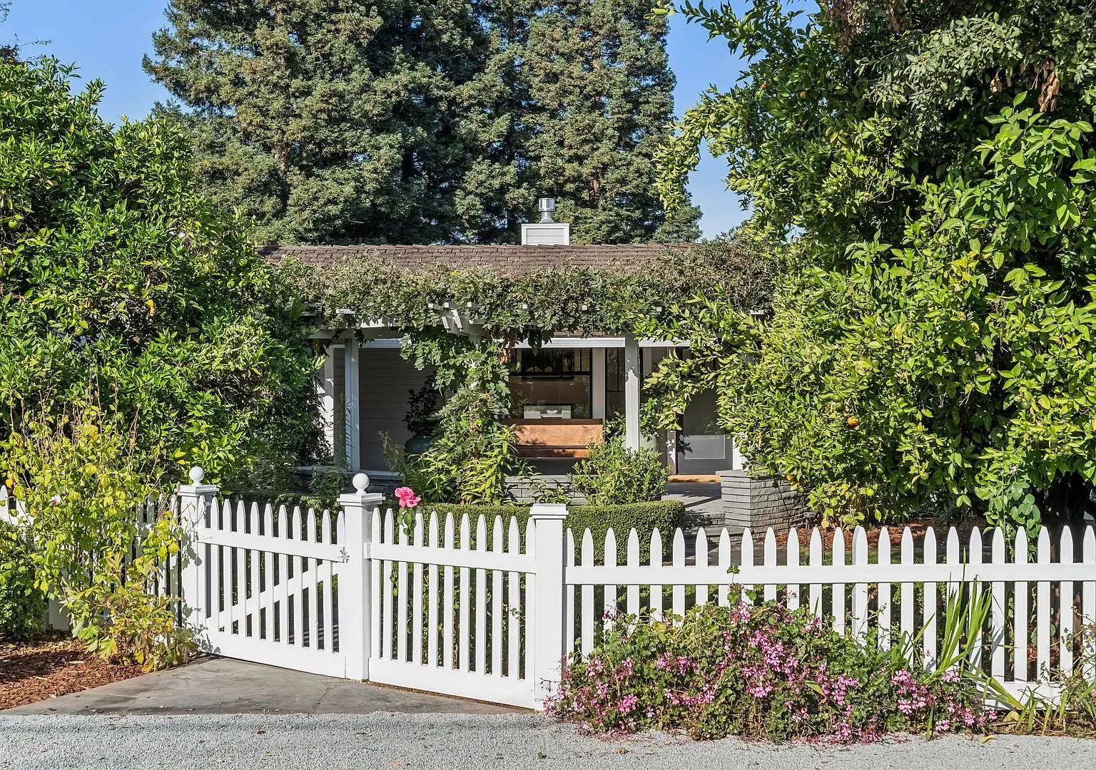 Beautifully Appointed 4 Bedroom Home with Pool & Spa — Photo 2