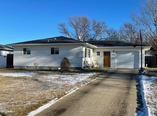 1512 Rose Ln, Williston, ND 58801