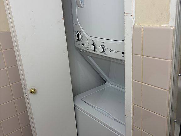 3rd image of 2100 Surrey Rd APT 2