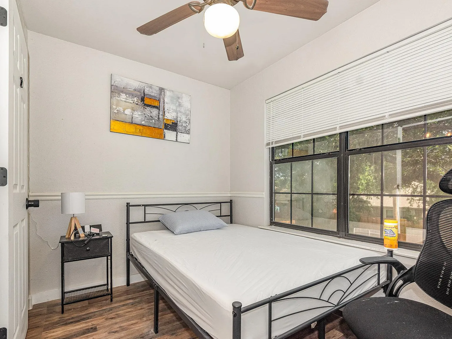 4 bed, 4.0 bath, 2000 sqft, $988 — Photo 1