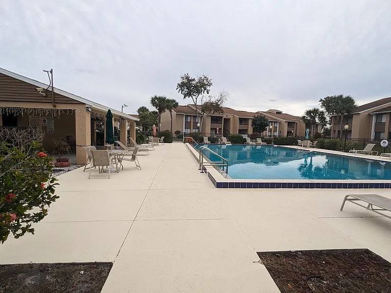 5229 Vineland Rd — Photo 27