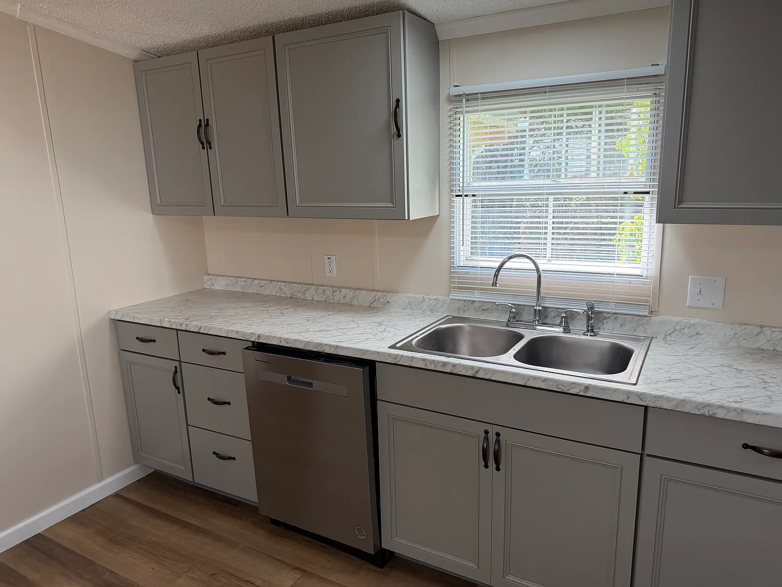 2 bed, 1022 sqft, $1,300 — Photo 2