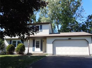 496 Pebbleview Dr, Rochester, NY 14612