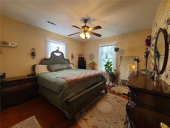 4th image of 1920 Brutus St
