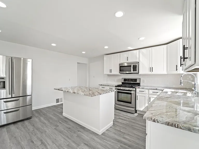 133 Augusta St — Photo 10