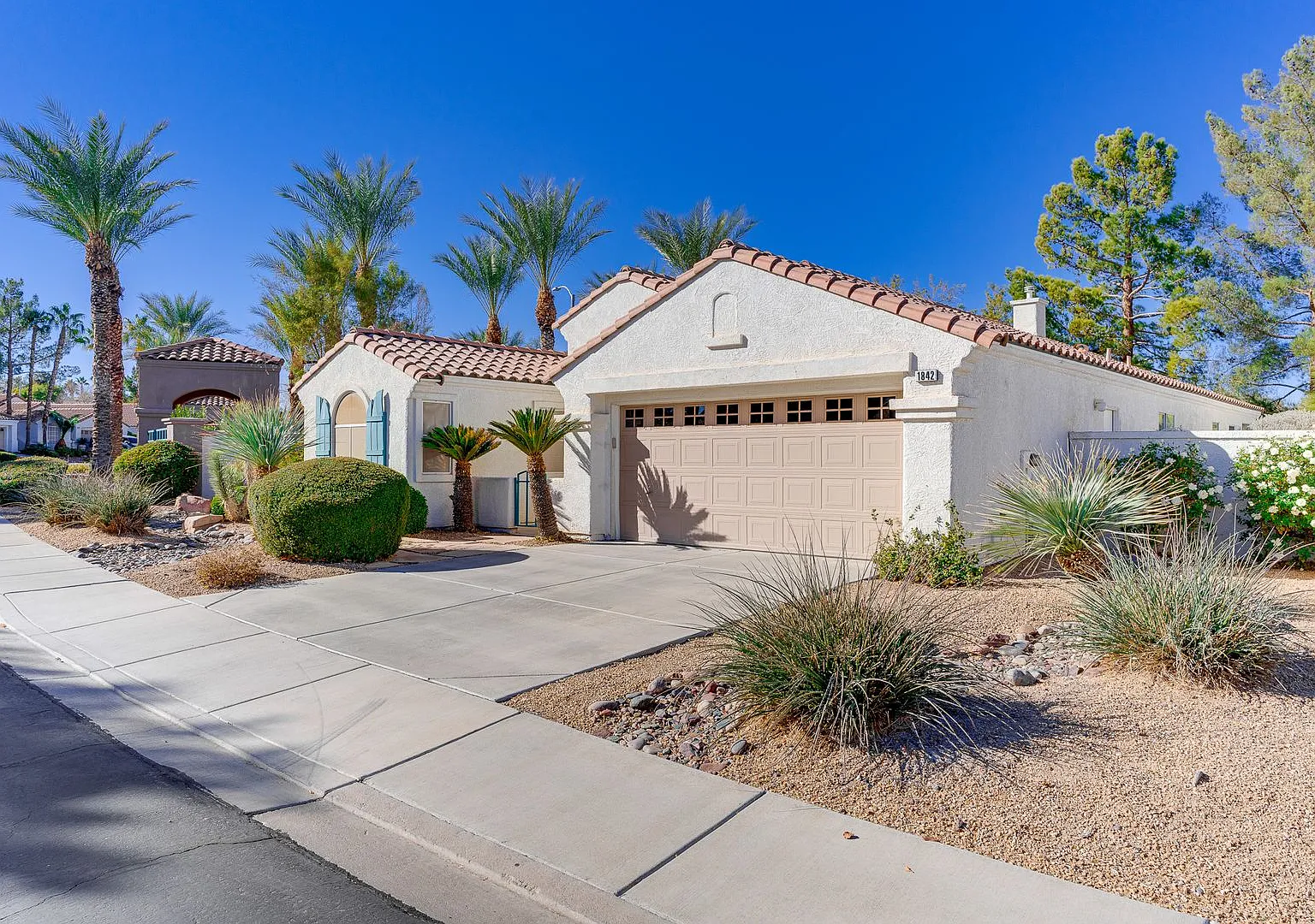 Wonderful 3 Bedroom Plus Den 1 Story Home. Casita With Own Bathroom! Gated Community! — Photo 2