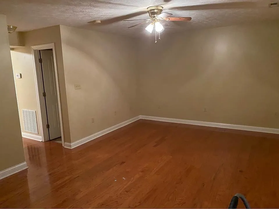 3 bed, 2.5 bath, 1360 sqft, $1,000 — Photo 3