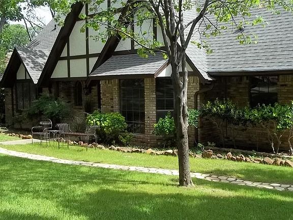 3rd image of 2308 Wood Cliff Ct