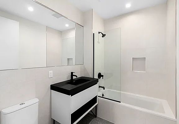 5th image of 1060 Jefferson Ave #4B