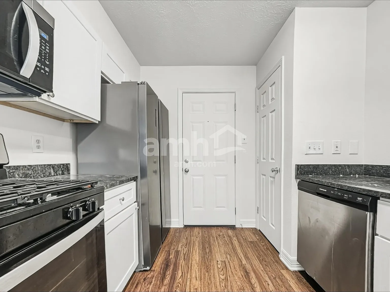 3 bed, 2.5 bath, 1578 sqft, $1,900 — Photo 3