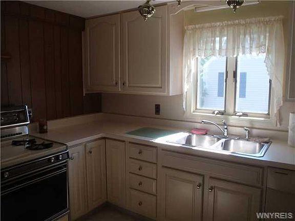 3rd image of 222 E Grand Blvd