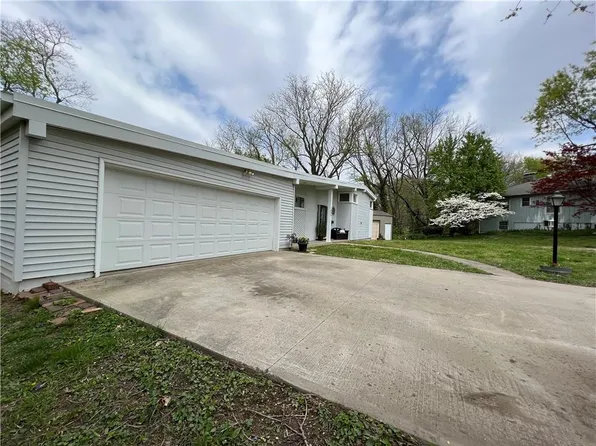 1606 Edgewood Ln, Lexington, MO 64067