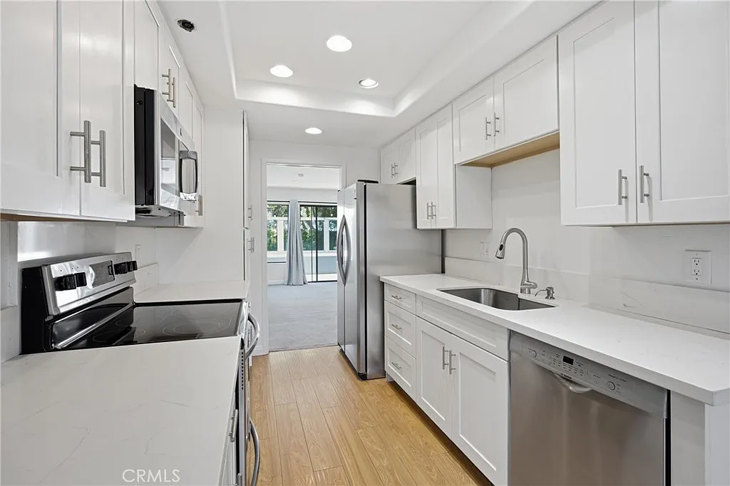 3 bed, 2.5 bath, 1398 sqft, $4,495 — Photo 2