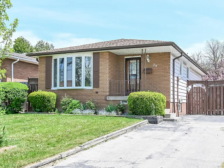 29 Birchcliffe Cres #1 — Photo 1