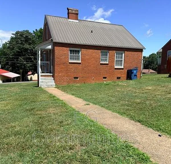 212 Main Ave E — Photo 1