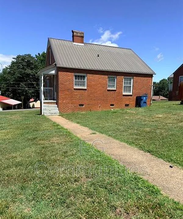 212 Main Ave E