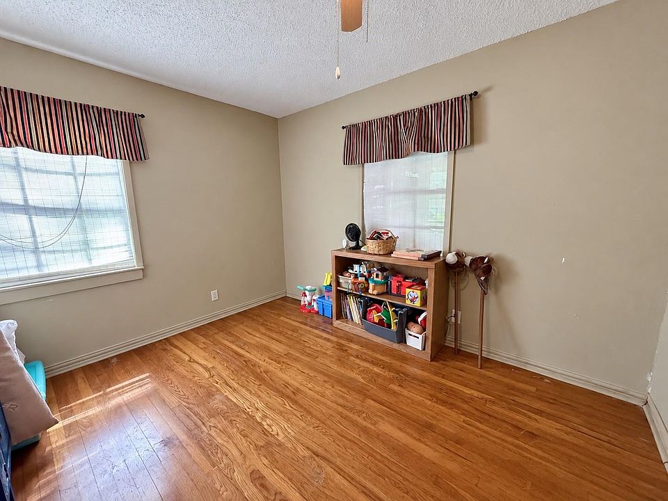 10th image of 409 Oak Dr