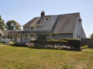 12 Serpentine Ln, Levittown, NY 11756