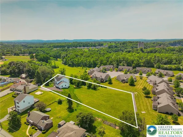 4740 Hillcrest Ln, Whitehall, PA 18052