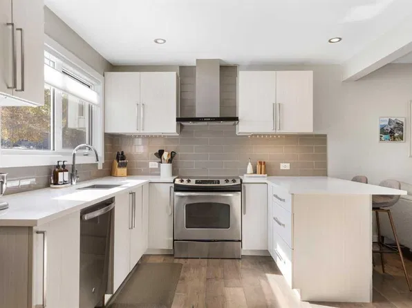 364 N Killarney Glen Ct SW, Calgary, AB T3E 7H4