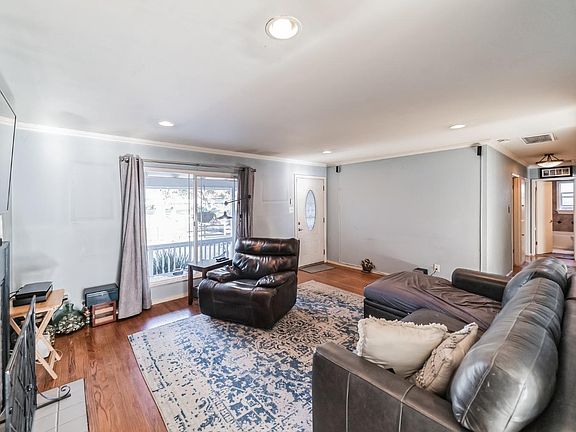 3rd image of 430 Larchmont Street
