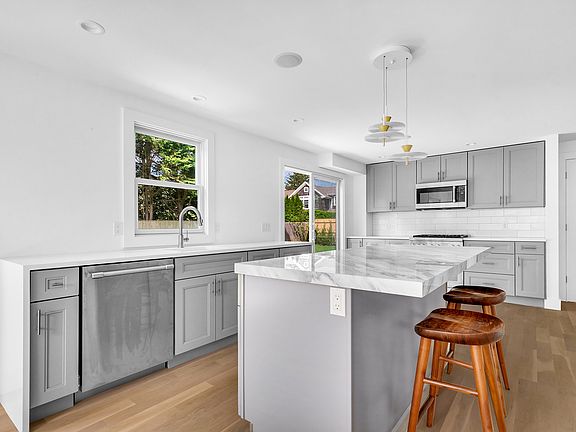 5th image of 152 Pelletreau St