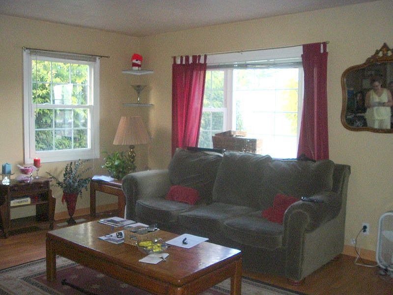 2nd image of 910 E 55th St