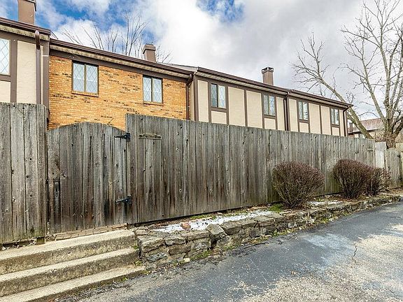 4th image of 7542 Halifax Ct